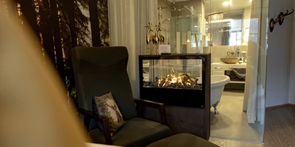 Hotels an der Piste - Skigebiet Pitztaler Gletscher und Rifflsee - Blick auf den Kamin in der Waldsuite - Boutique Hotel Mandarfner Hof