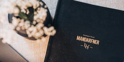 Hotels an der Piste - Skigebiet Pitztaler Gletscher und Rifflsee - Detailaufnahme von der Speisekarte mit Logo - Boutique Hotel Mandarfner Hof