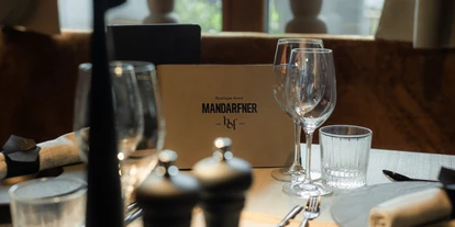 Hotels an der Piste - Skigebiet Pitztaler Gletscher und Rifflsee - Aufnahme vom Tisch mit der Getränkekarte - Boutique Hotel Mandarfner Hof