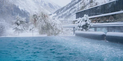 Hotels an der Piste - Skigebiet Pitztaler Gletscher und Rifflsee - Infinity Outdoorpool im Winter - Boutique Hotel Mandarfner Hof