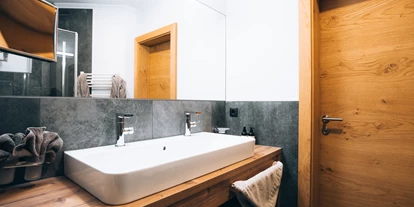 Hotels an der Piste - Skigebiet Pitztaler Gletscher und Rifflsee - Bergloft Badezimmer - Boutique Hotel Mandarfner Hof