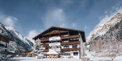 Hotels an der Piste - Skigebiet Pitztaler Gletscher und Rifflsee - Winteransicht Mandarfner Hof  - Boutique Hotel Mandarfner Hof