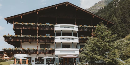 Hotels an der Piste - Skigebiet Pitztaler Gletscher und Rifflsee - Ansicht vom Mandarfner Hof im Sommer - Boutique Hotel Mandarfner Hof