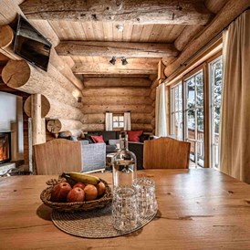 Skihotel: Gemütlicher Wohnraum mit offenem Kamin - Premium Chalets Maria Alm