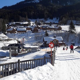 Skihotel: Blick in Richtung Loser, Skibrücke, Skiarena. Links oben ein Teil der Hagan Loges, direkt an der Loser-Piste. - AlpenParks Aktiv & Natur Resort Hagan Lodge Altaussee