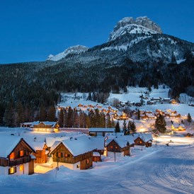 Skihotel: Außenaufnahme vom Feriendorf in Altaussee - AlpenParks Aktiv & Natur Resort Hagan Lodge Altaussee
