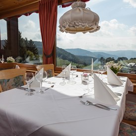 Skihotel: Blick aus Frühstücksraum zum Hasenhorn und den Alpen - Panorama Lodge Sonnenalm Hochschwarzwald