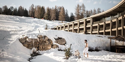 Hotels an der Piste - Skigebiet Gröden - Naturerlebnisgarten mit Wasserfall und Eisbad - Cendevaves Alpine Silence Hotel