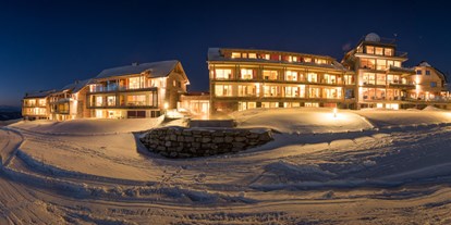 Hotels an der Piste - Sonnenterrasse - Kanzelhöhe - Aussenansicht des Alpinhotel Pacheiner im Winter - Alpinhotel Pacheiner