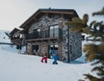 Skihotel: Großer, privater Garten für Spiel & Spaß im Schnee - KAUZ - Design Chalets