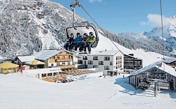 Sonnenskilauf am Arlberg … im Hotel Steffisalp in Warth - pistenhotels.info