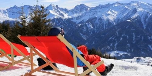 Skifahrer auf Liegestuhl