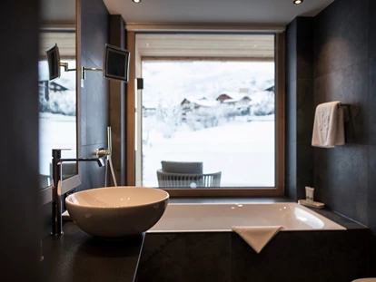 Hotels an der Piste - Hotel-Schwerpunkt: Skifahren & Familie - Wolkenstein/Gröden Südtirol - Einige Bäder bieten eine romantische Wanne mit Sicht an - Hotel Cappella