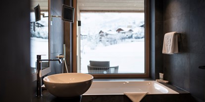 Hotels an der Piste - Verpflegung: Frühstück - Südtirol - Einige Bäder bieten eine romantische Wanne mit Sicht an - Hotel Cappella