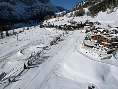 Hotels an der Piste - Skiraum: Skispinde - Wolkenstein/Gröden Südtirol - Kleinkinderpark und Liftanlage Sellaronda - Hotel Cappella