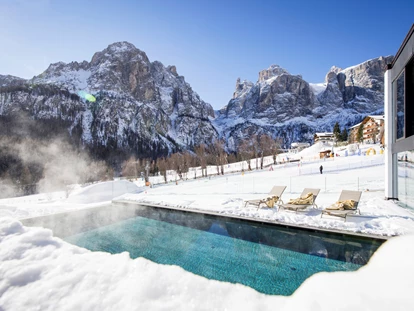 Hotels an der Piste - Wellnessbereich - Wolkenstein/Gröden Südtirol - Außenschwimmbad beheitzt und mit Sicht auf die Sella Gruppe - Hotel Cappella