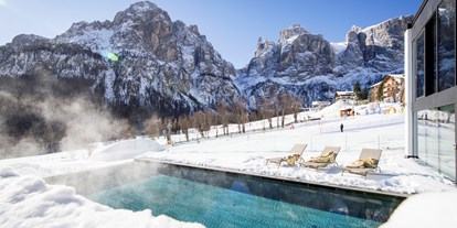 Hotels an der Piste - Trentino-Südtirol - Außenschwimmbad beheitzt und mit Sicht auf die Sella Gruppe - Hotel Cappella