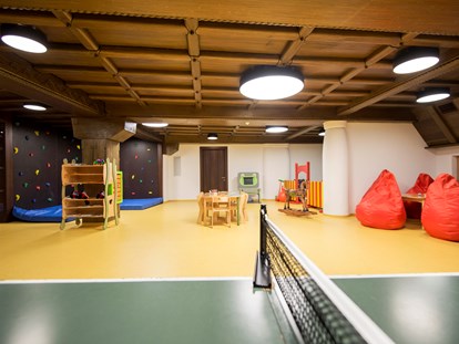 Hotels an der Piste - Pools: Innenpool - Reischach (Trentino-Südtirol) - Kinderspielraum mit Kletterwand, Malecke, Tischfußball, Ping Pong Tisch und vieles mehr - Hotel Cappella