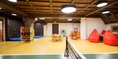 Hotels an der Piste - Trentino-Südtirol - Kinderspielraum mit Kletterwand, Malecke, Tischfußball, Ping Pong Tisch und vieles mehr - Hotel Cappella