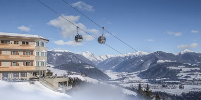 Hotels an der Piste - Skiservice: Skireparatur - Wolkenstein/Gröden Südtirol - Blick auf das Hotel von der Piste. - Kronplatz Resort Hotel Kristall