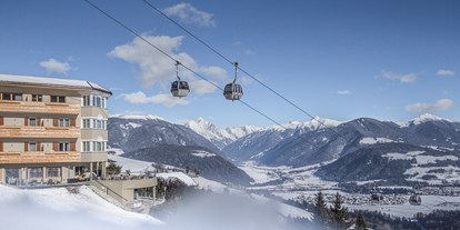 Hotels an der Piste - Skikurs direkt beim Hotel: für Erwachsene - Mühlbach (Trentino-Südtirol) - Blick auf das Hotel von der Piste. - Kronplatz Resort Hotel Kristall