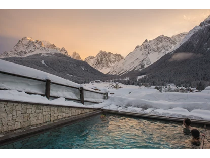 Hotels an der Piste - Preisniveau: gehoben - Hollbruck - Außenpool im Winter - Berghotel Sexten Dolomiten