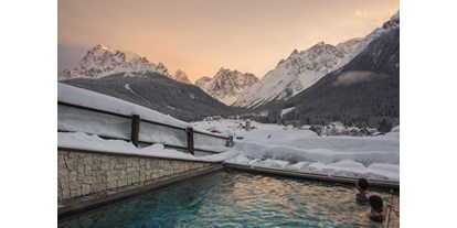 Hotels an der Piste - Wellnessbereich - Italien - Außenpool im Winter - Berghotel Sexten Dolomiten