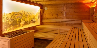 Hotels an der Piste - Trentino-Südtirol - Finnische Zirbensauna (90° C) bzw. Kräutersauna (55°C)
16 m² große Sauna bestehend aus Natursteinplatten und naturbelassenem heimischem Zirbenholz.

Finnish Pinewood Sauna (90° C) & Herbal-Sauna (55°C)
The 16 m² sauna is made of local pinewood and natural stone slabs.

Sauna in Cirmolo (90 °C) e Sauna alle Erbe (55°C)
La sauna finlandese di 16 m² é fatta di legno di cirmolo locale e lastre di pietra naturale. - Hotel Jägerheim***s