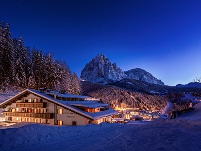 Hotels an der Piste - geführte Skitouren - Kolfuschg in Corvara - By night - Hotel Jägerheim***s