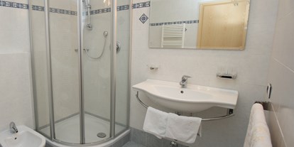 Hotels an der Piste - Pools: Innenpool - Gossensass - Badezimmer mit Dusche - Hotel Oberlechner