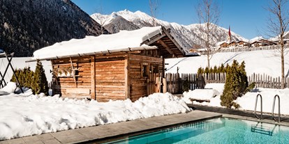 Hotels an der Piste - Skiraum: Skispinde - Außensauna im Winter - Hotel Masl