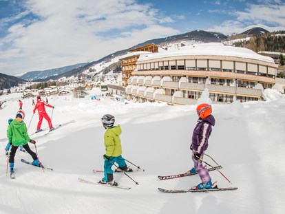 Hotels an der Piste - Skikurs direkt beim Hotel: für Kinder - Family Resort Rainer
