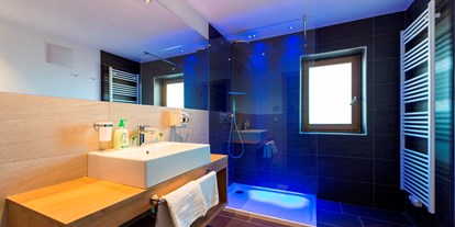 Hotels an der Piste - Sauna - Südtirol - Dusche Panoramablick Deluxe, Wieseblick Deluxe und Einzelzimmer Wiesenblick - Hotel Alpenfrieden