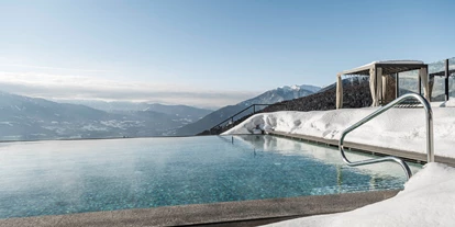 Hotels an der Piste - Parkplatz: kostenlos beim Hotel - Wolkenstein/Gröden Südtirol - ©Hannes Niederkofler / Parkhotel Holzerhof - Parkhotel Holzerhof