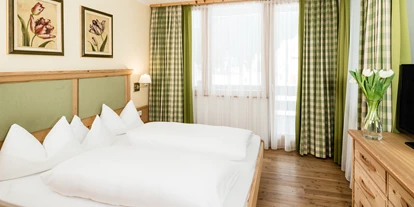 Hotels an der Piste - Parkplatz: kostenlos beim Hotel - Wolkenstein/Gröden Südtirol - "Pala di Santa" Suite Schlafzimmer - Sporthotel Obereggen