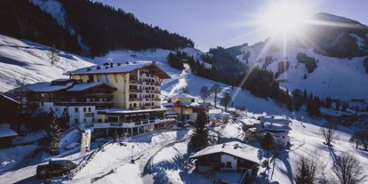 Hotels an der Piste - Skiraum: Skispinde - Außenansicht Winter - Familienresort Ellmauhof - das echte All Inclusive ****S
