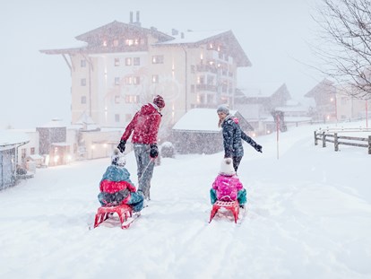 Hotels an der Piste - Skikurs direkt beim Hotel: für Kinder - Oberndorf in Tirol - Rodeln am Ellmauhof - Familienresort Ellmauhof - das echte All Inclusive ****S