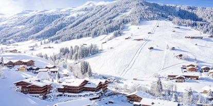Hotels an der Piste - Sonnenterrasse - Finsing (Uderns) - Winteransicht mit Einstieg ins Skigebiet - Galtenberg Family & Wellness Resort