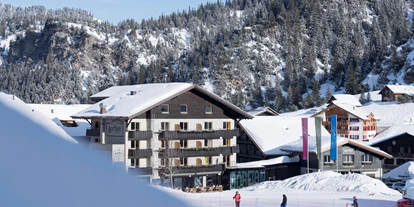 Hotels an der Piste - Skikurs direkt beim Hotel: für Erwachsene - Thüringerberg - Mitten im Zentrum von Malbun mit herrlicher Sonnenterrasse uns Schneebar direkt an der Piste - Gorfion Familotel Liechtenstein
