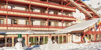 Hotels an der Piste - Verpflegung: alkoholfreie Getränke ganztags inklusive - Tirol - Aussenansicht im Winter - Familotel Kaiserhof****