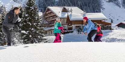 Hotels an der Piste - Hotel-Schwerpunkt: Skifahren & Familie - Lechaschau - Schneeballschlacht - Familotel Kaiserhof****