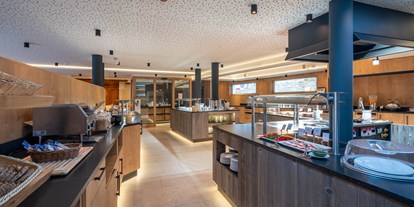Hotels an der Piste - Pools: Innenpool - Saas-Fee - Grosses Frühstücksbuffet mit Live Station und Kinderecke.  - Resort La Ginabelle