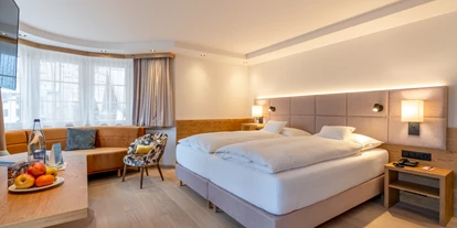 Hotels an der Piste - Pools: Infinity Pool - Saas-Almagell - Zimmer Fletschhorn mit gemütlicher Sitzecke.  - Resort La Ginabelle