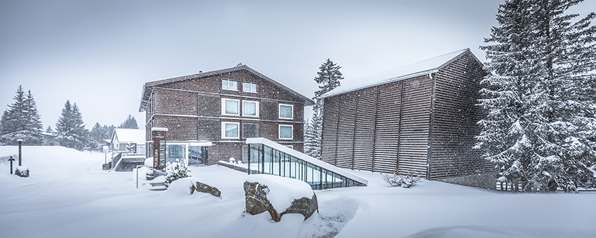 Skihotel - Das «Tgiasa da Lenn» bietet 27 moderne Zimmer im alpinen Design, von denen die meisten durch Verbindungstüren kombinierbar sind. Die kuschelige Lounge mit Cheminée lädt zum Verweilen ein, ebenso die grossen Sitzfenster mit Filzkissen in einigen Zimmern. Die «Capricorn»-Suite weckt Träume.
Das «Tgiasa da Lenn» (aus dem Romanischen: «Holzhaus») ist unterirdisch direkt mit dem Wellnessturm «Tor da Lenn» («Holzturm») verbunden. - Valbella Resort