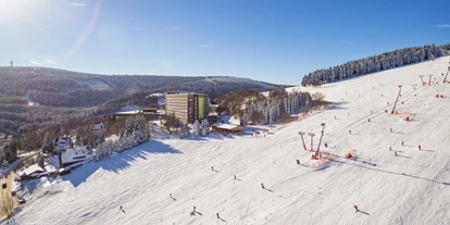 Hotels an der Piste - Hotel-Schwerpunkt: Skifahren & Familie - Thum - Skipiste direkt neben dem Hotel - AHORN Hotel Am Fichtelberg