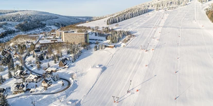 Hotels an der Piste - Hotel-Schwerpunkt: Skifahren & Familie - Thum - Skipiste direkt neben dem Hotel - AHORN Hotel Am Fichtelberg