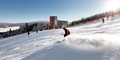 Hotels an der Piste - Skiraum: vorhanden - Thum - Skipiste direkt neben dem Hotel - AHORN Hotel Am Fichtelberg