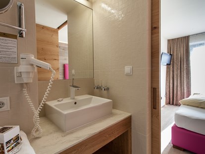 Hotels an der Piste - Preisniveau: gehoben - Skigebiet Sölden - Badezimmer Studio - stefan Hotel