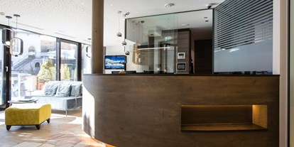 Hotels an der Piste - Hotel-Schwerpunkt: Skifahren & Party - Rezeption mit Lobby - stefan Hotel