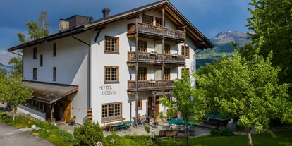 Hotels an der Piste - barrierefrei - Obersaxen - Aussenansicht Sommer - Hotel Ucliva